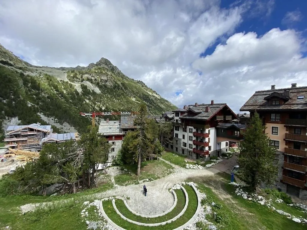 Chalet Mont Blanc - Arc 1950 - Ski-In Ski-Out, 2 Bed Duplex, Sleeps 8 圣莫里斯堡