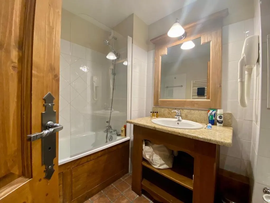 Chalet Mont Blanc - Arc 1950 - Ski-In Ski-Out, 2 Bed Duplex, Sleeps 8 Bourg-Saint-Maurice